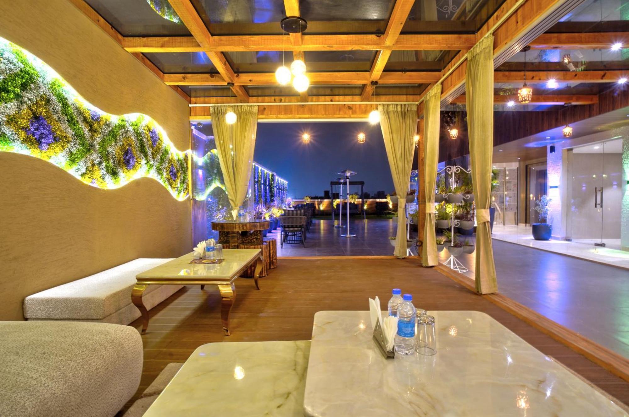 Newly Built Gold The Royal With Rooftop Restaurant - 2Mins Walk From New Delhi Rail Station & 5Mins From Connaught Place Exterior photo